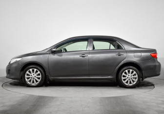 Подержанный автомобиль Toyota Corolla Sedan 2010 года (8 фото)