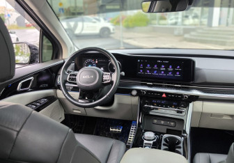 Подержанный автомобиль Kia Carnival 2021 года (17 фото)