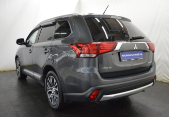 Подержанный автомобиль Mitsubishi Outlander 2016 года (7 фото)