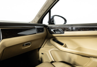 Подержанный автомобиль Porsche Macan 2015 года (21 фото)