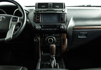 Подержанный автомобиль Toyota Land Cruiser Prado 2015 года (14 фото)