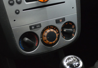 Подержанный автомобиль Opel Corsa 2012 года (14 фото)