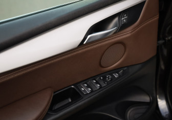 Подержанный автомобиль BMW X5 2016 года (23 фото)