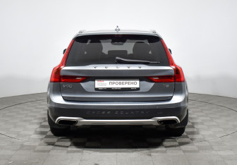 Подержанный автомобиль Volvo V90 Cross Country 2017 года (6 фото)