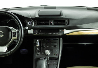Подержанный автомобиль Lexus CT 2011 года (14 фото)