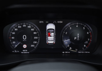 Подержанный автомобиль Volvo XC40 2021 года (16 фото)