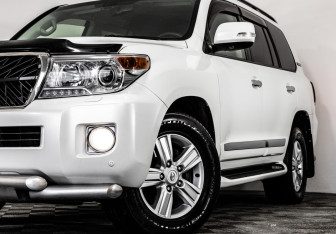 Подержанный автомобиль Toyota Land Cruiser Suv 2014 года (2 фото)