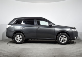 Подержанный автомобиль Mitsubishi Outlander 2013 года (4 фото)