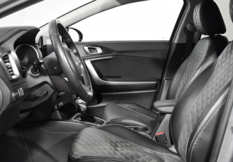 Подержанный автомобиль Kia Ceed Wagon 2022 года (10 фото)