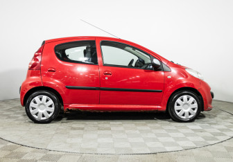 Подержанный автомобиль Peugeot 107 2008 года (4 фото)