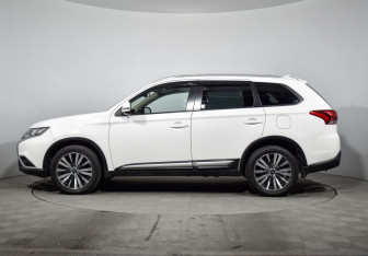 Подержанный автомобиль Mitsubishi Outlander 2019 года (8 фото)