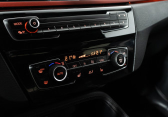 Подержанный автомобиль BMW X1 2016 года (16 фото)