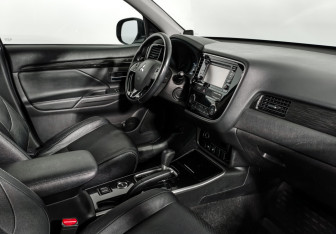 Подержанный автомобиль Mitsubishi Outlander 2017 года (13 фото)