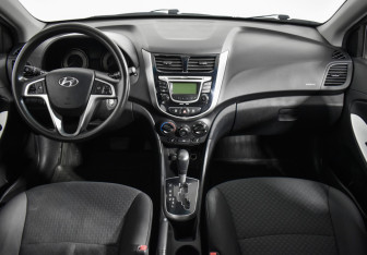 Подержанный автомобиль Hyundai Solaris Hatchback 2012 года (13 фото)