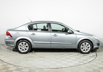 Подержанный автомобиль Opel Astra Sedan 2010 года (4 фото)