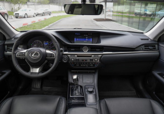 Подержанный автомобиль Lexus ES 2016 года (11 фото)