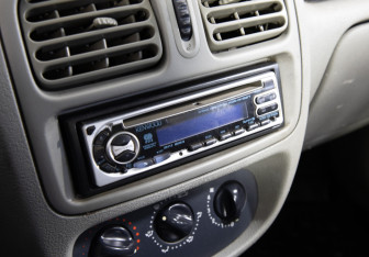 Подержанный автомобиль Renault Symbol 2003 года (14 фото)