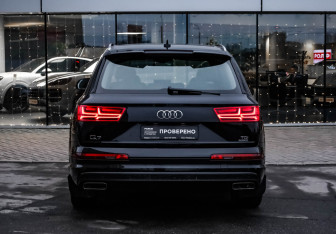 Подержанный автомобиль Audi Q7 2016 года (8 фото)