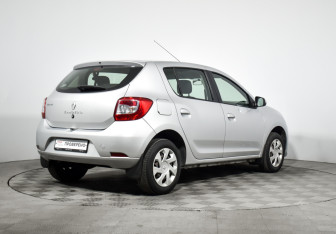 Подержанный автомобиль Renault Sandero 2015 года (5 фото)