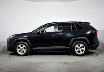 Подержанный автомобиль Toyota RAV4 2022 года (8 фото)