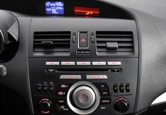 Подержанный автомобиль Mazda 3 Hatchback 2011 года (15 фото)