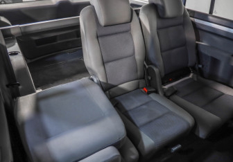 Подержанный автомобиль Volkswagen Touran 2012 года (23 фото)