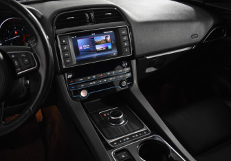 Подержанный автомобиль Jaguar F-Pace 2017 года (20 фото)