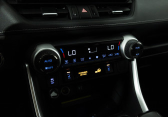 Подержанный автомобиль Toyota RAV4 2020 года (18 фото)