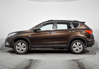 Подержанный автомобиль DongFeng AX7 2017 года (8 фото)