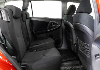 Подержанный автомобиль Toyota RAV4 2010 года (16 фото)