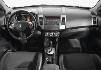 Подержанный автомобиль Peugeot 4007 2008 года (13 фото)