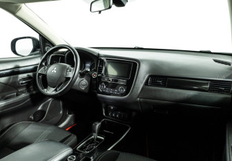 Подержанный автомобиль Mitsubishi Outlander 2019 года (9 фото)