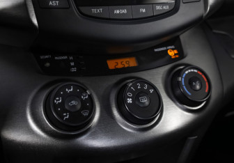 Подержанный автомобиль Toyota RAV4 2012 года (17 фото)