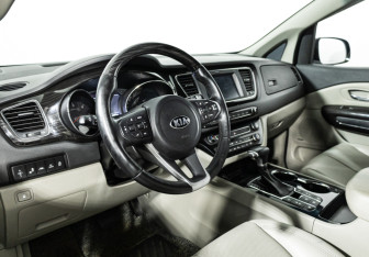 Подержанный автомобиль Kia Carnival 2020 года (11 фото)