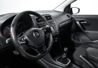 Подержанный автомобиль Volkswagen Polo Sedan 2017 года (9 фото)