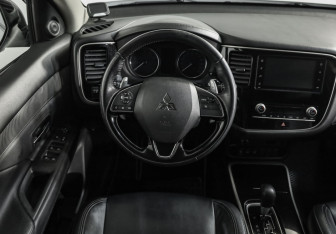 Подержанный автомобиль Mitsubishi Outlander 2020 года (11 фото)