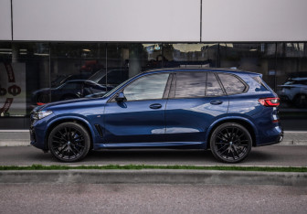 Подержанный автомобиль BMW X5 2023 года (10 фото)
