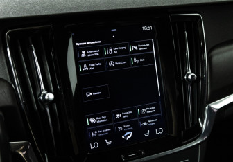 Подержанный автомобиль Volvo V90 Cross Country 2017 года (19 фото)