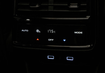 Подержанный автомобиль Geely Monjaro 2021 года (32 фото)