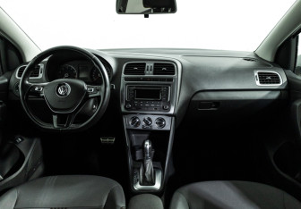 Подержанный автомобиль Volkswagen Polo Sedan 2016 года (13 фото)