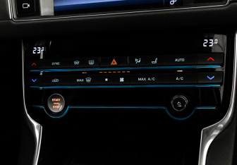 Подержанный автомобиль Jaguar XF Sedan 2016 года (21 фото)