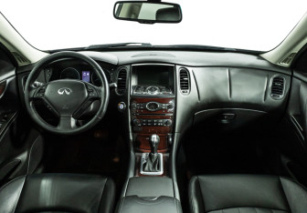 Подержанный автомобиль Infiniti QX50 2016 года (13 фото)