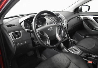 Подержанный автомобиль Hyundai Elantra Sedan 2012 года (9 фото)