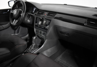 Подержанный автомобиль Skoda Rapid Liftback 2015 года (12 фото)