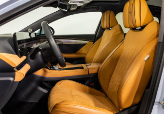 Подержанный автомобиль Voyah Passion 2023 года (28 фото)