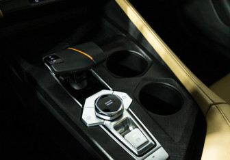 Подержанный автомобиль Changan UNI-V 2023 года (16 фото)