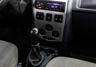 Подержанный автомобиль Renault Logan Sedan 2007 года (11 фото)