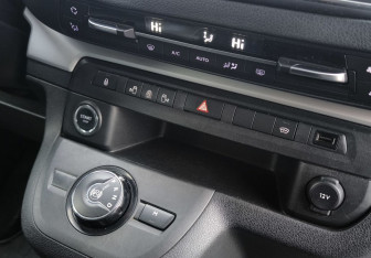 Подержанный автомобиль Peugeot Traveller 2018 года (24 фото)