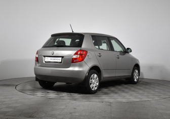 Подержанный автомобиль Skoda Fabia Hatchback 2013 года (5 фото)