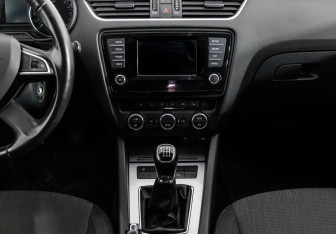 Подержанный автомобиль Skoda Octavia Liftback 2013 года (14 фото)